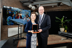 Gemeente Apeldoorn eert Maggie Feng met Zilveren Erepenning